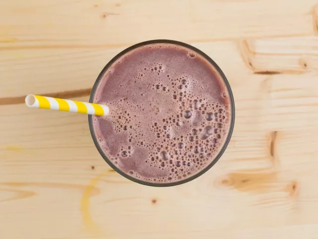 A Nutritionist-Approved Chocolate Shake Recipe - The Wellnest by HUM Nutrition