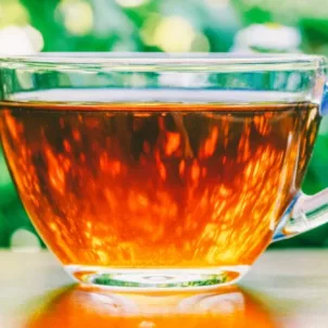 Clear class mug of black tea, which can aid weight loss