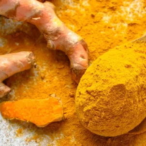 Fresh turmeric root and ground turmeric powder to illustrate its anti-inflammatory benefits