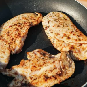 Grilled chicken on a skillet, approved to eat for good keto diet results