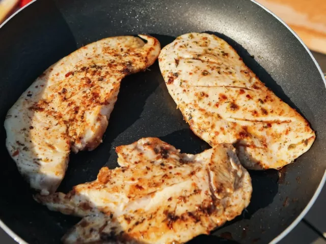 Grilled chicken on a skillet, approved to eat for good keto diet results