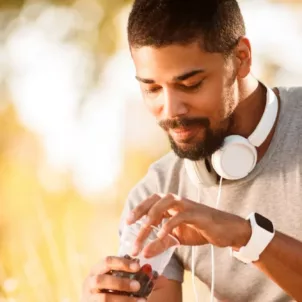 Man eating berries for carbohydrates, which will help him build muscle