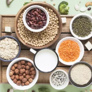 Table setting of healthy anti-candida diet foods including broccoli, gluten-free oats, anti-fungal garlic, and nuts