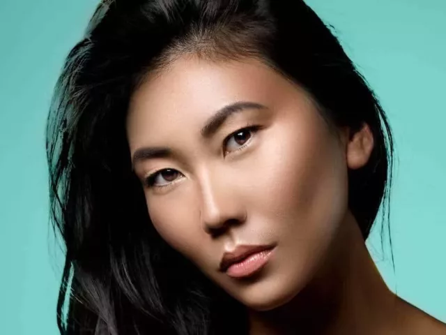 Woman with flawless skin who contoured with self-tanner for the TikTok trend