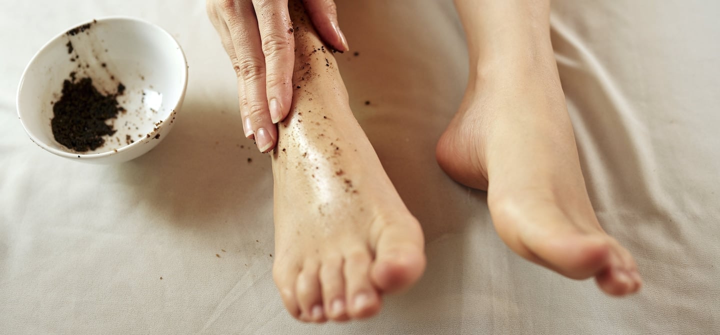 Dry cracked skin of woman feet in bed. Foot treatment Stock Photo - Alamy