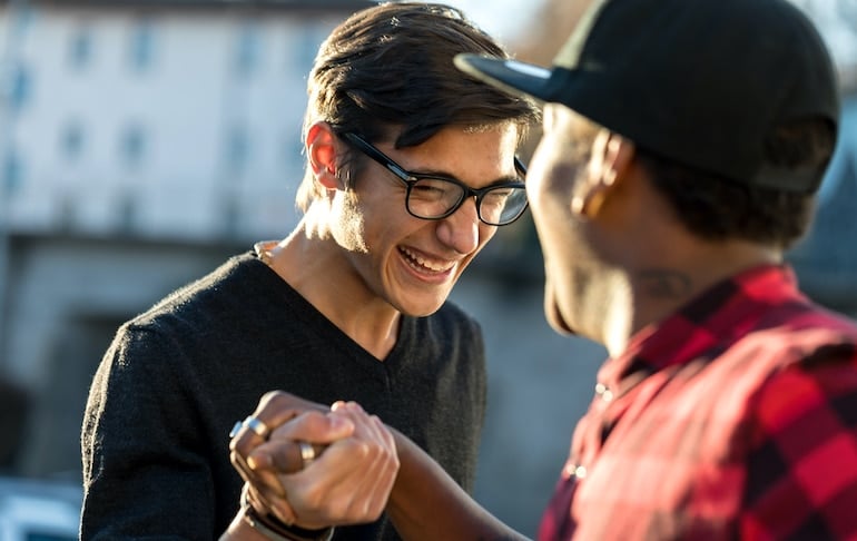 Friends laughing and joking, a sign of healthy friendship