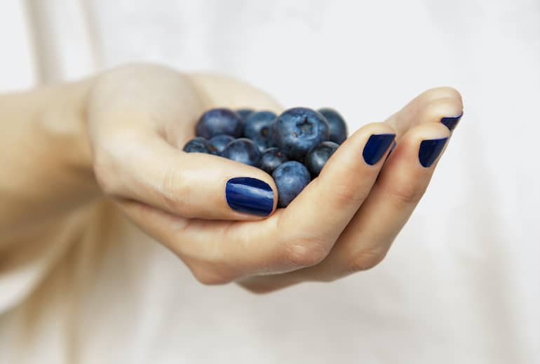 Eating blueberries as part of a low FODMAP diet plan