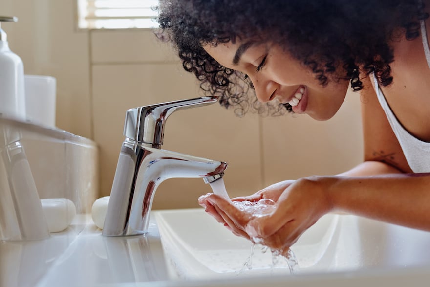 dehydrated skin vs dry skin woman washing face