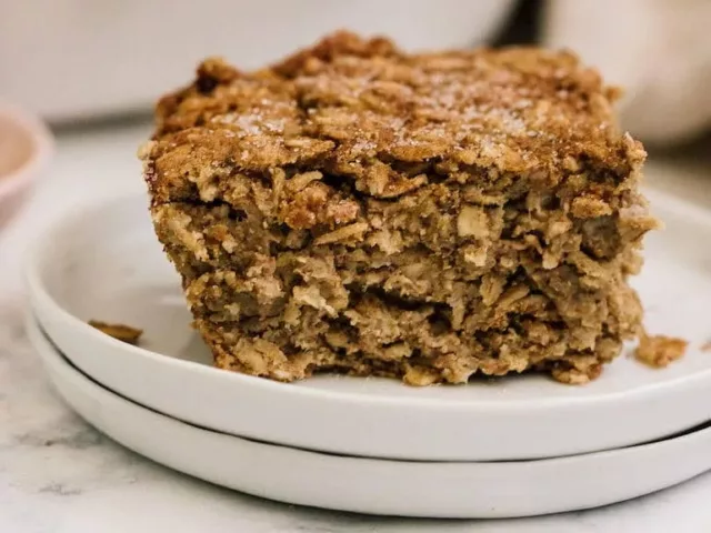 baked oatmeal on plata