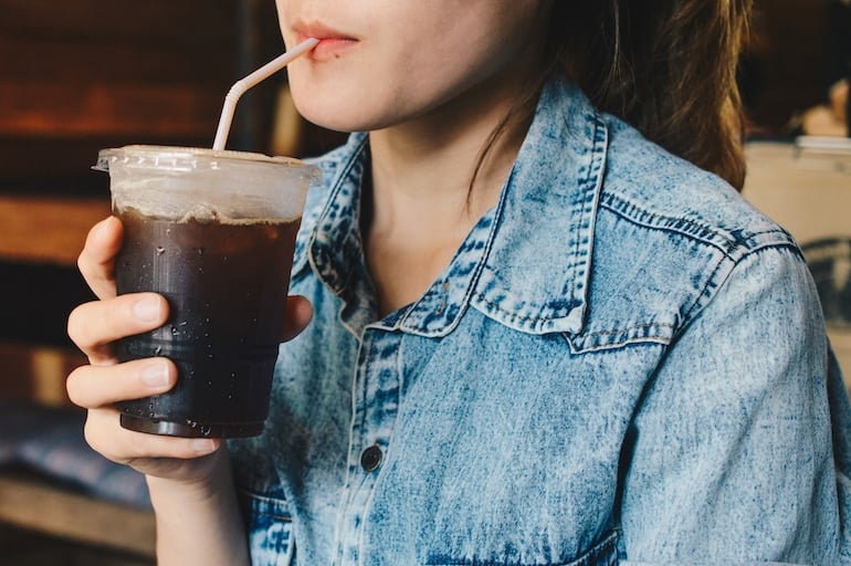 vrouw die ijskoffie drinkt