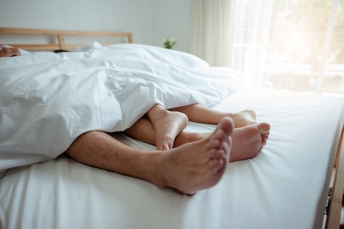 sleep with feet out of blanket