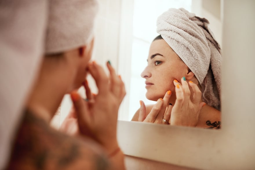 fungal acne woman in mirror