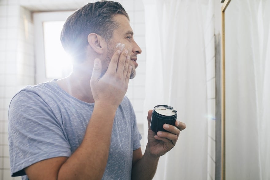 how to use retinol man applying cream