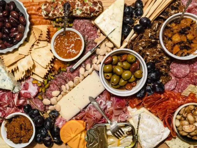 how to build a healthy charcuterie board