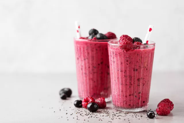 Detox Smoothie with Blueberries and nutrients.