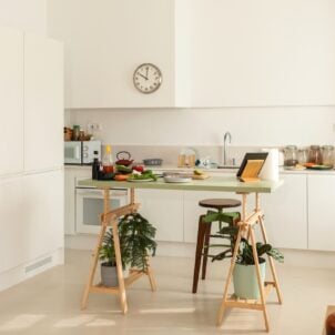 Empty kitchen with clock to demonstrate health benefits of fasting